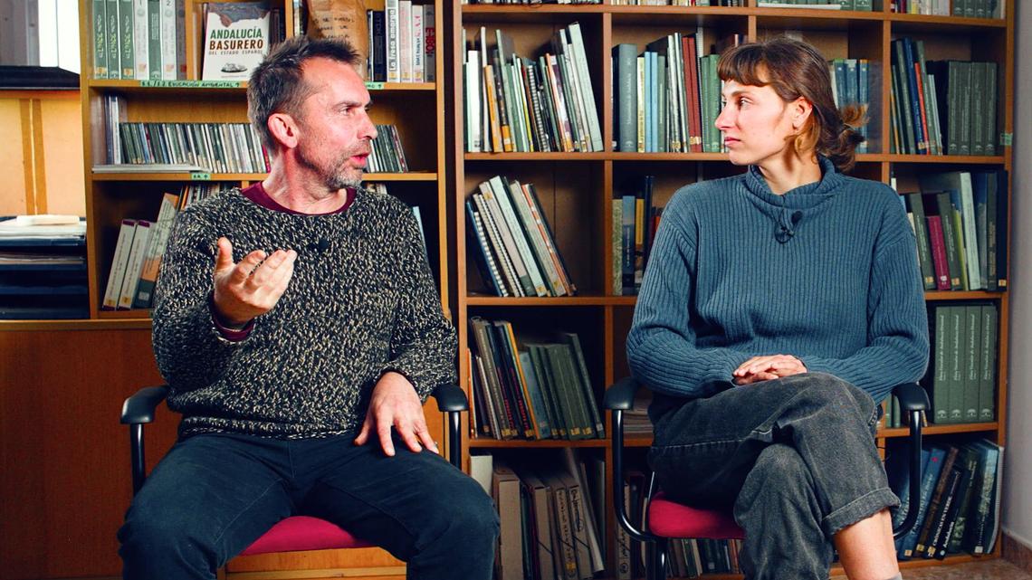 Hortigas es una cooperativa agroecológica de Granada que sueña con futuros más verdes y comunitarios. De sus huertas salen hortalizas y verduras ecológicas, pero también redes de cuidados, semillas y resistencias. Hablamos con Rodrigo y Jodie sobre los éxitos y los obstáculos de un proyecto autogestionado que recientemente cumplió 20 años y que en la actualidad hunde sus raíces en la Vega de Granada*. *En el momento de la entrevista el proyecto se ubicaba en la localidad de Dúrcal en régimen de cesión de tierras.